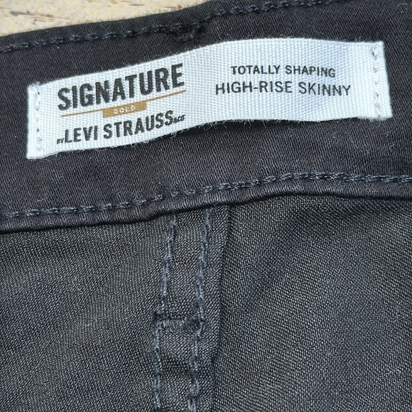 Levi Strauss Signature Gold Women's Totally Shaping High Rise Skinny Jeans - Picture 5 of 10